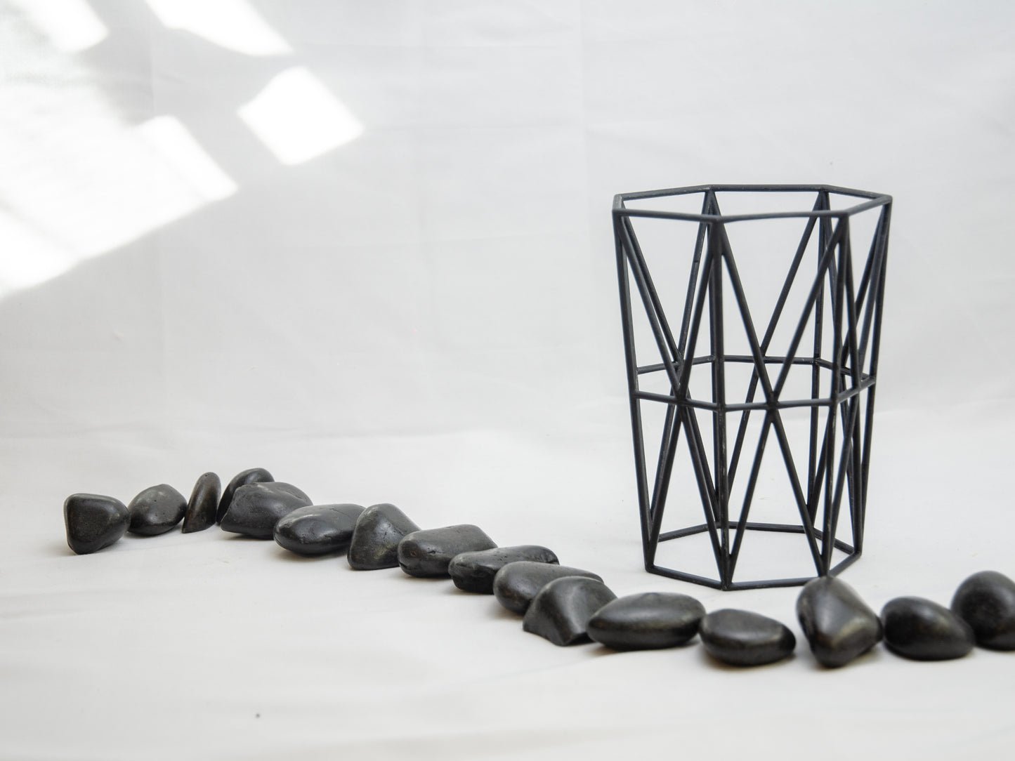 Upright Geometric Wire Vase Cage β Black Design for 10cm Pots & Wedding Table Decor