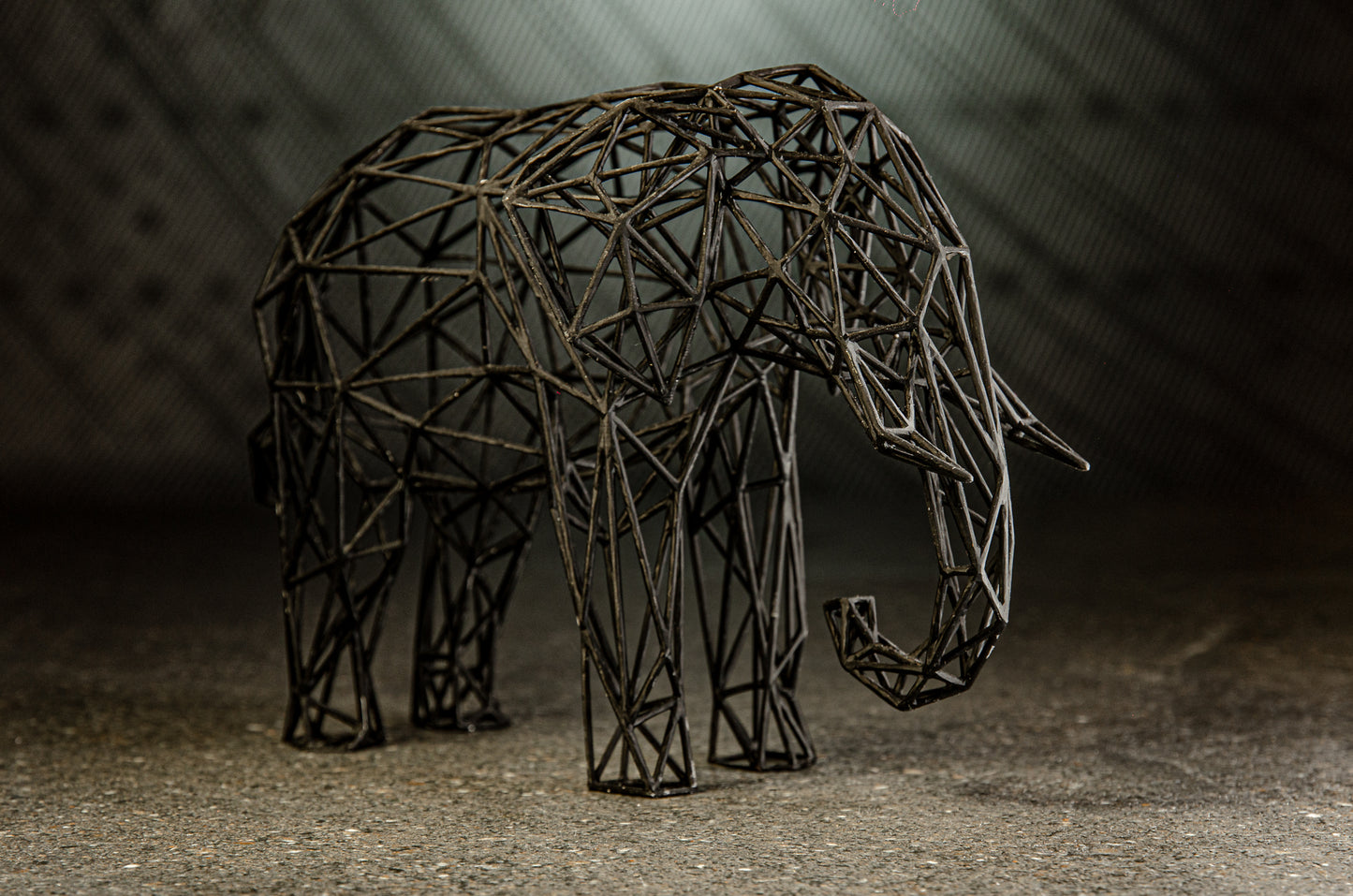 Sculpture majestueuse en fil de fer représentant un éléphant