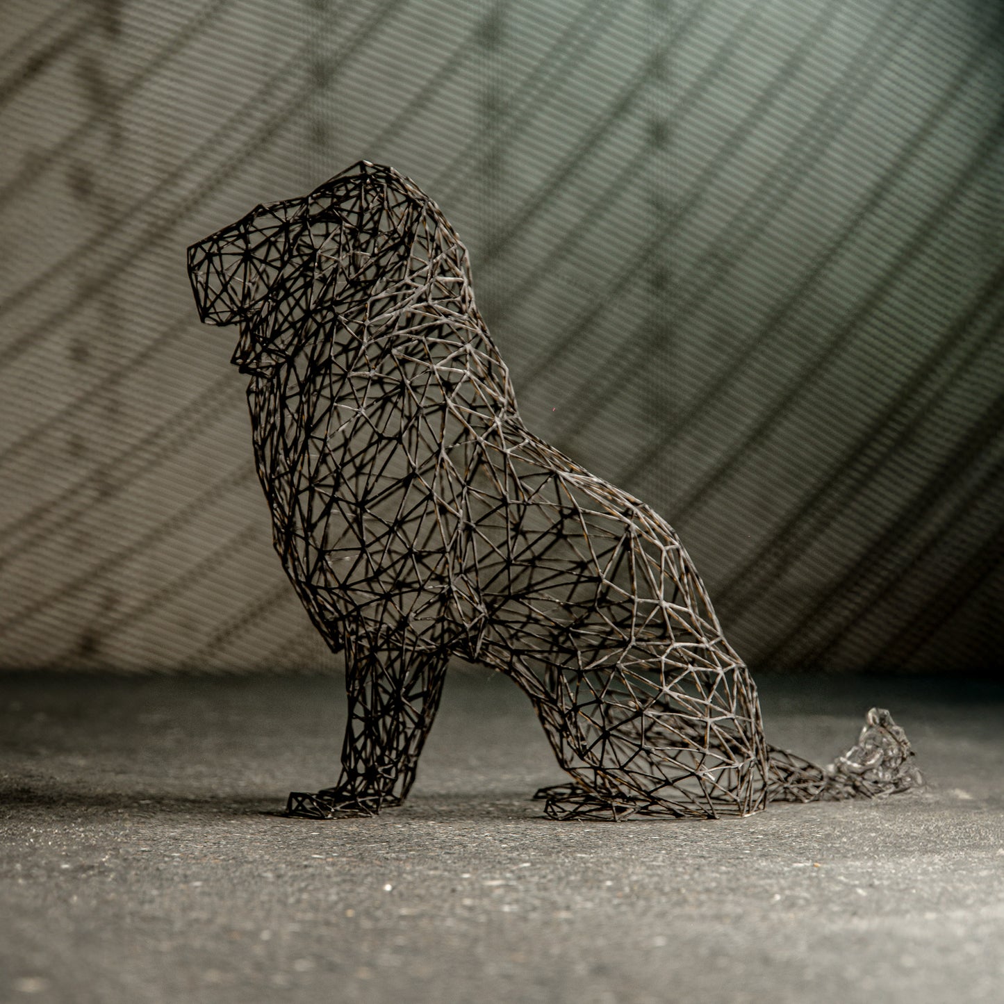 Sculpture majestueuse en fil de fer représentant un lion