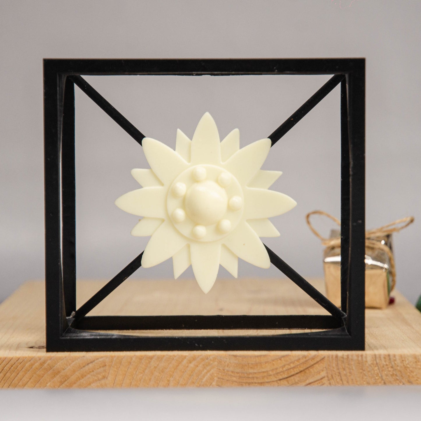 Edelweiss Cube – Unique Floating Edelweiss Flower - Wire Art Sculpture in Modern Cube Design for Rustic - Modern Home Decor