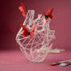 Sculpture cœur blanc avec papillons rouges – Collaboration artistique – Décoration d'intérieur romantique – « Tu peux me donner des papillons » 
