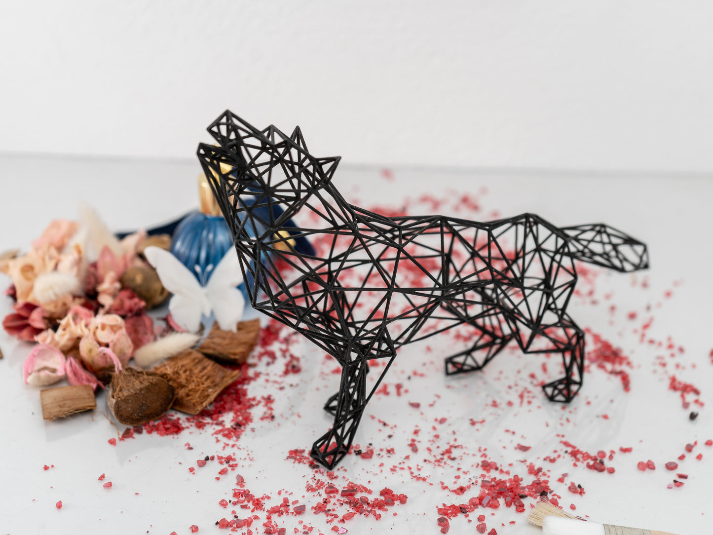 Majestic Modern Wolf Sculpture - 3D Wireframe Resin Art for Home Decor Geometric decor