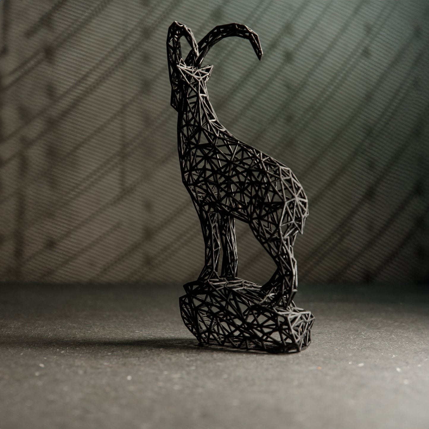 Geometrische Skulptur des Sternzeichens Steinbock