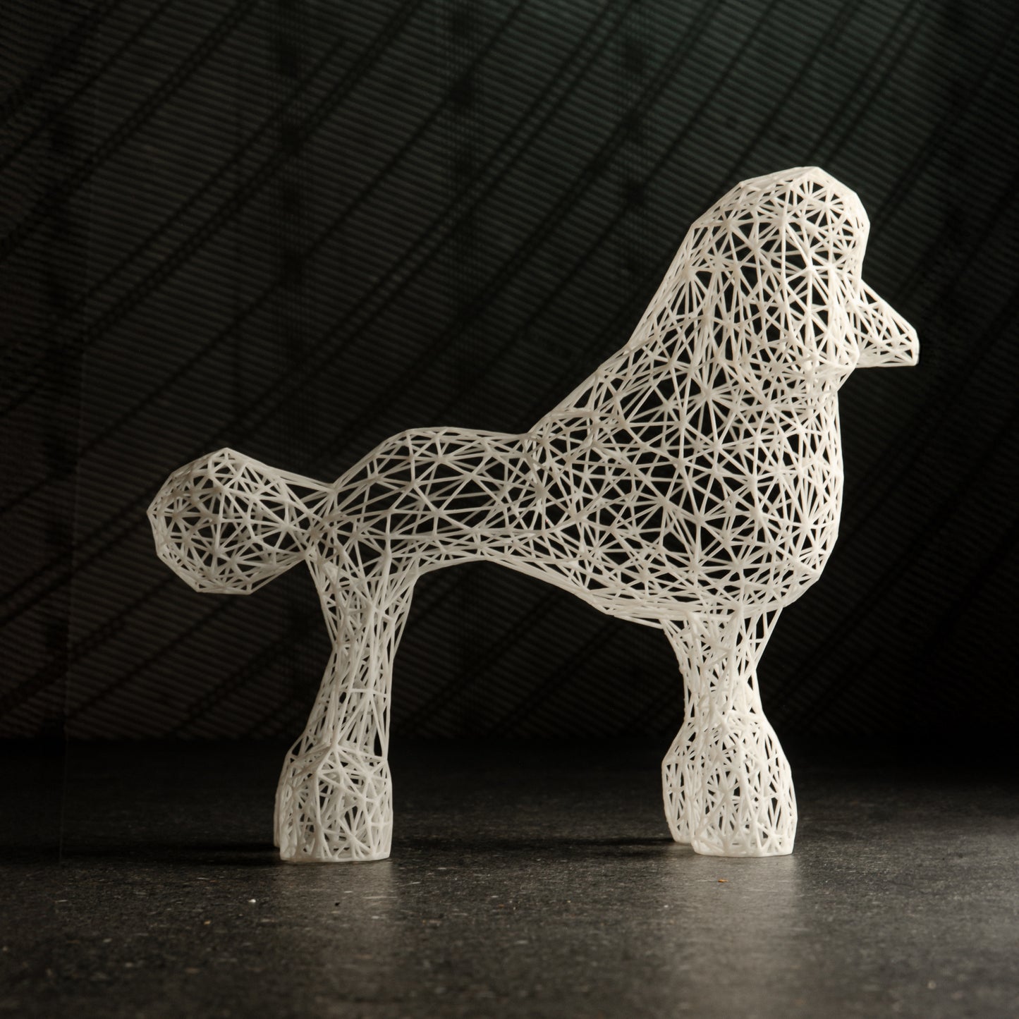Elegante Pudelskulptur aus Draht – Moderne Hundedekoration für Zuhause und Büro 